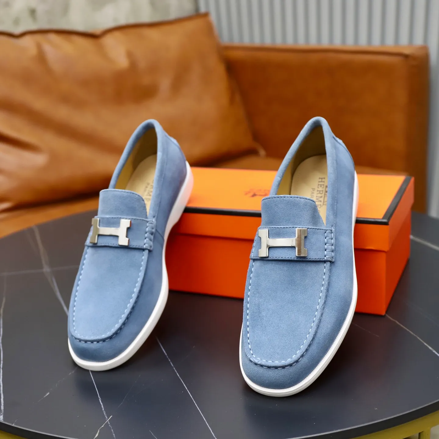 Ex-factory price: 540💰Hermès/Hermès slip-on men's shoes. This shoe is made of imported cow suede leather, with simple and smooth lines, and a 3CM rubber foam ultra-light sole combined with aerodynamic design! Youthful and fashionable, H button decoration, contrasting leather embellishment on the heel, calf lining to gently wrap your feet, with embossed logo cowhide feet, leather rock strips, casual and urban style, highlighting youthful vitality, sports and leisure version, super versatile Size number: 38-39-40-41-42-43-44 Standard leather shoe size (45 can be customized but does not support returns)